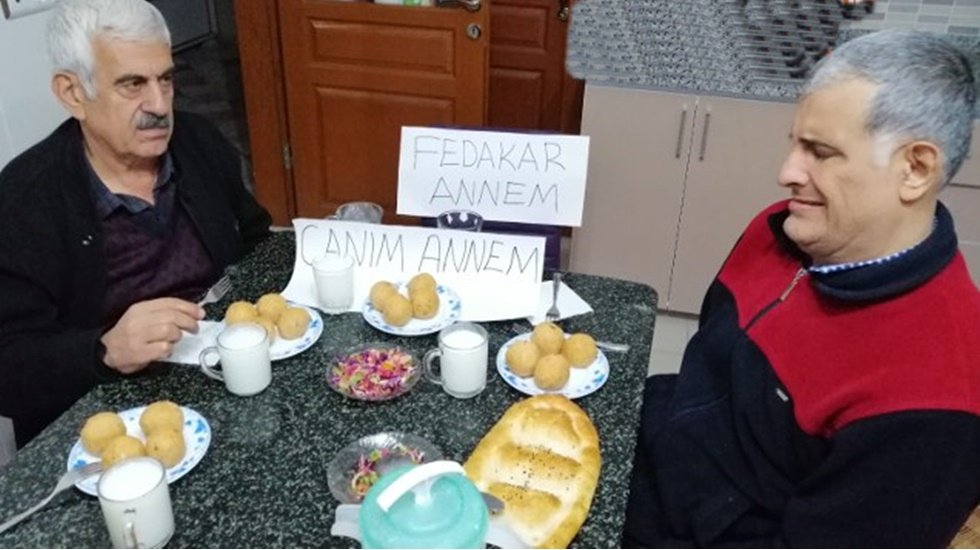 Anne tutuklandı, engelli oğlu onu arıyor