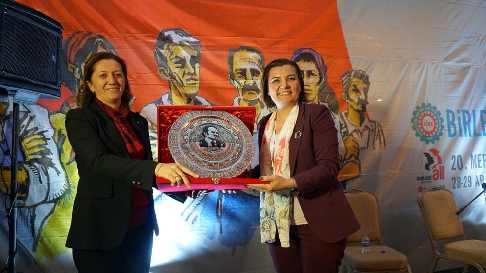 Arzu &Ccedil;erkezoğlu&rsquo;ndan Başkan H&uuml;rriyet&rsquo;e Emek &ouml;d&uuml;l&uuml;