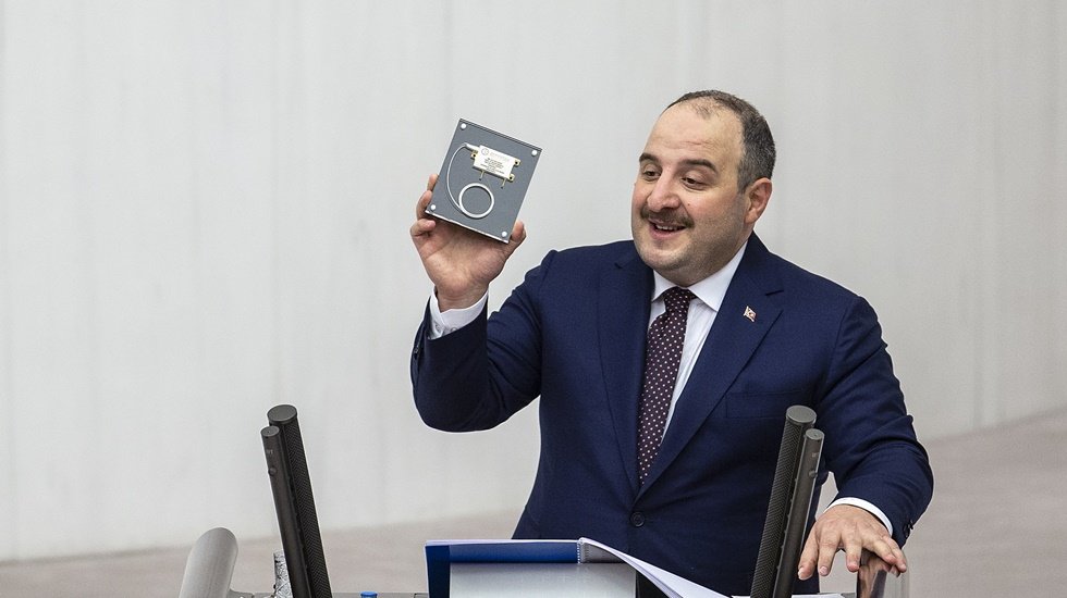 Bakan Varank, Ermaksan&rsquo;ın kilogram değeri 2 milyon dolarlık &ccedil;iplerini TBMM&rsquo;de anlattı