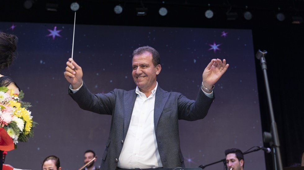 Başkan Se&ccedil;er, yeni yıl konserinde orkestrayı y&ouml;netti