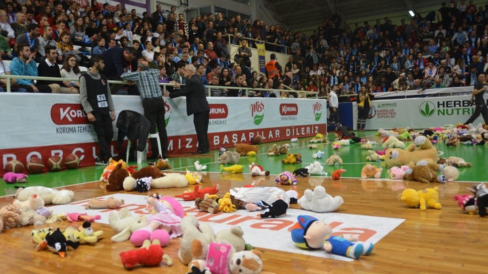Bayan Basketbol maçında salona oyuncak yağdı