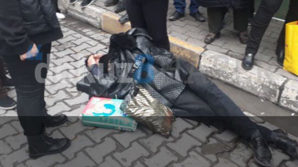 Bir yurttaş sokakta a&ccedil;lıktan baygınlık ge&ccedil;irdi