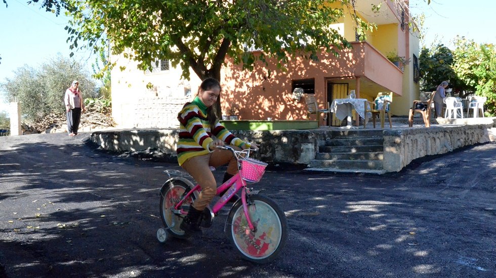 B&uuml;y&uuml;kşehir, Down sendromlu seda i&ccedil;in evlerinin bah&ccedil;esini asfaltladı