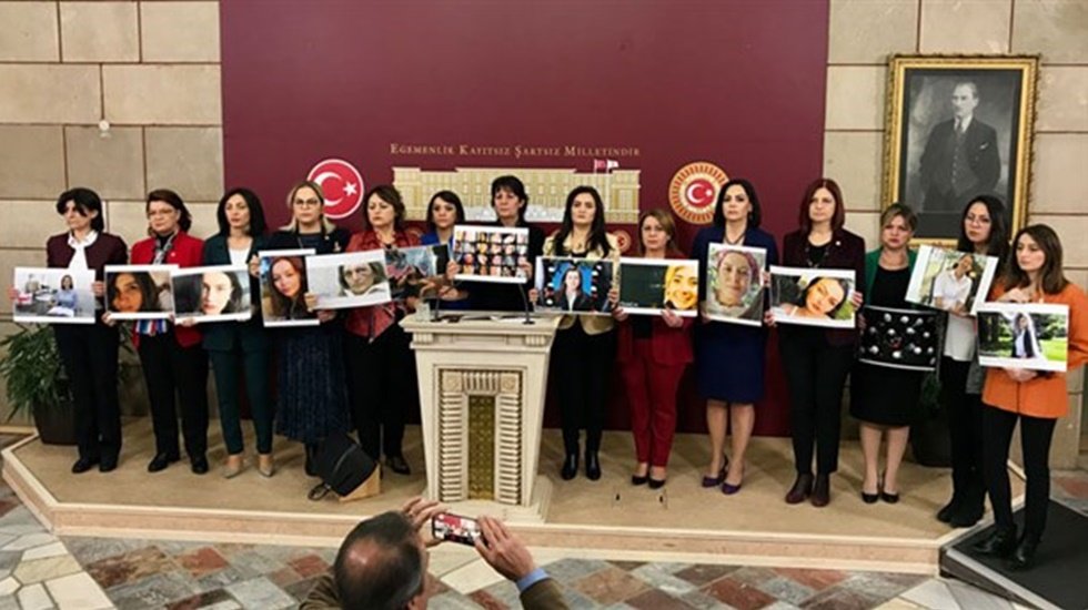 CHP'li Kadın Milletvekillerinden Parlamentoya &Ccedil;ağrı!