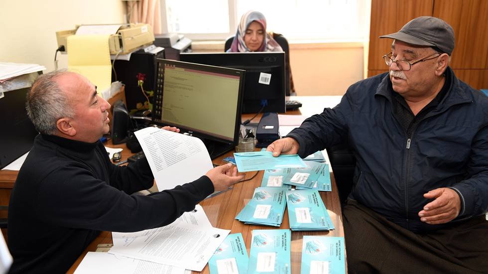 Dar gelirli ve muhta&ccedil; ailelere yardım ama&ccedil;lı &lsquo;Halk Kart&rsquo; yayılıyor