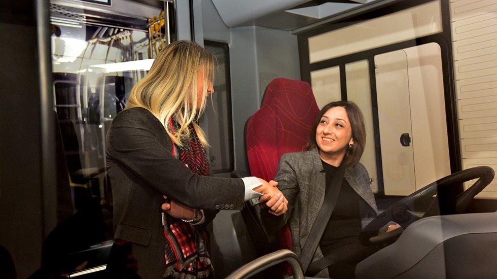 Dilek İmamoğlu&rsquo;ndan İETT&rsquo;nin ilk kadın şof&ouml;rlerine destek
