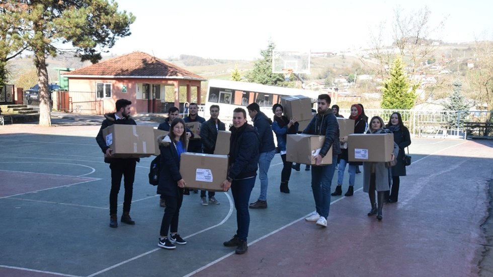 Dost Eller &ccedil;ocukların y&uuml;z&uuml;n&uuml; g&uuml;ld&uuml;rd&uuml;