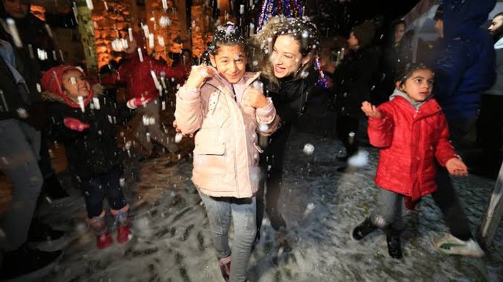 Efes Sel&ccedil;uk&rsquo;ta kar yağışı devam ediyor