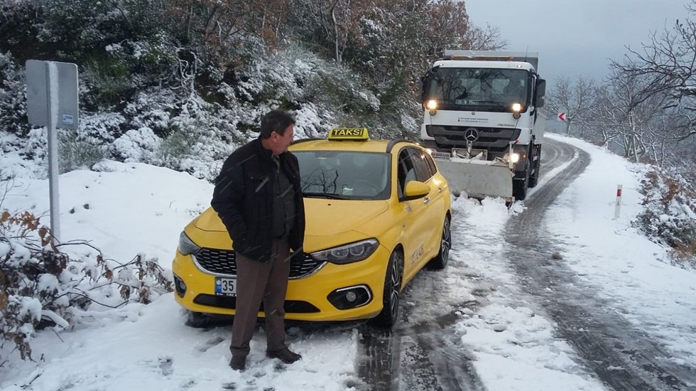 Ege&rsquo;nin incisi İzmir&rsquo;de karla m&uuml;cadele