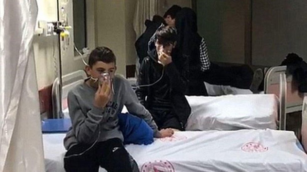 'Eğitim'de biber gazı sıktılar, 29 &ouml;ğrenciyi hastanelik ettiler