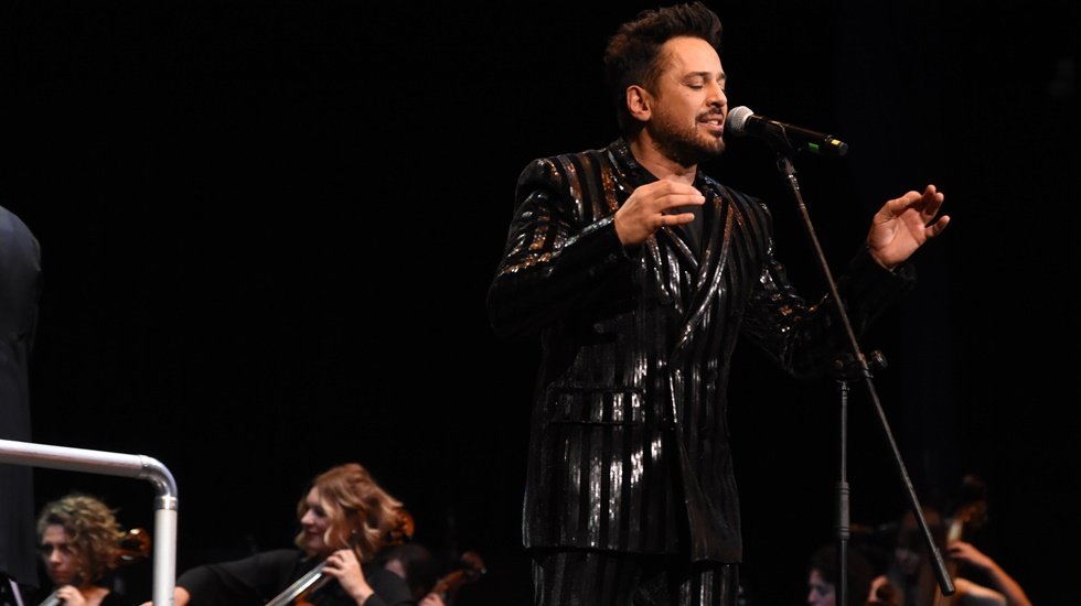 Emre Altuğ 20. Sanat yılını muhteşem bir konserle kutladı