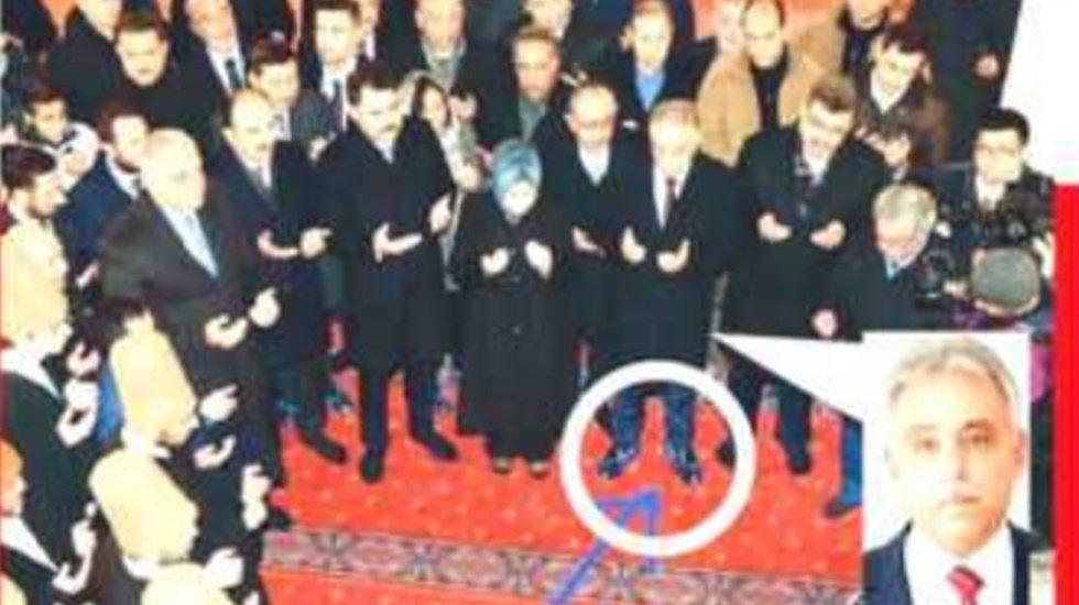 Fır&ccedil;acı vali camide ayakkabılarını &ccedil;ıkarmadı
