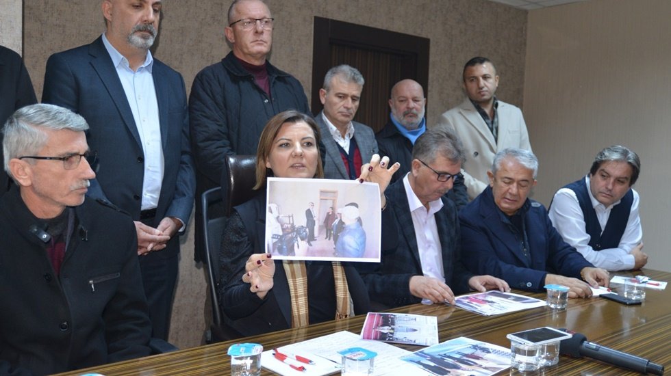 H&uuml;rriyet: &ldquo;Camiye ayakkabıyla girdi&rdquo; diyen AKP&rsquo;li meclis &uuml;yesinin yalanlarını ortaya &ccedil;ıkardı