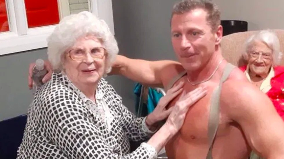 Huzurevinde kalan bir kadın huzurevine striptizci &ccedil;ağırdı