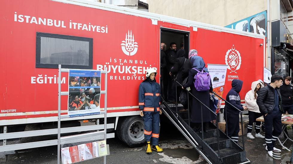 İtfaiyenin ‘Yangın Tırı’ İstanbul’un ilçelerinde eğitim veriyor