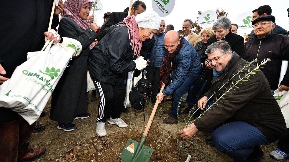 İzmirliler i&ccedil;in &lsquo;fidan dikimi&rsquo; şenliğe d&ouml;n&uuml;şt&uuml;