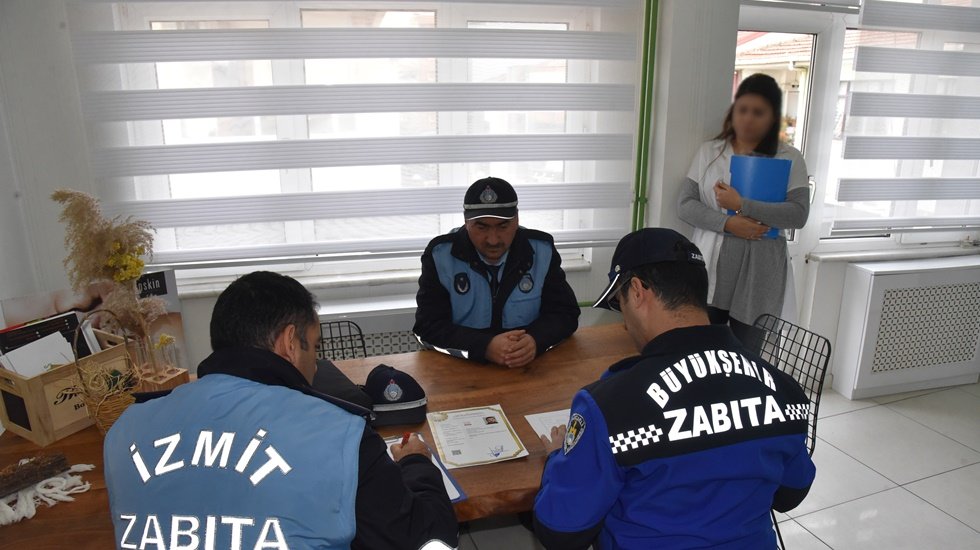 İzmit belediyesi mevzuata aykırı broş&uuml;r dağıtanlara g&ouml;z a&ccedil;tırmıyor