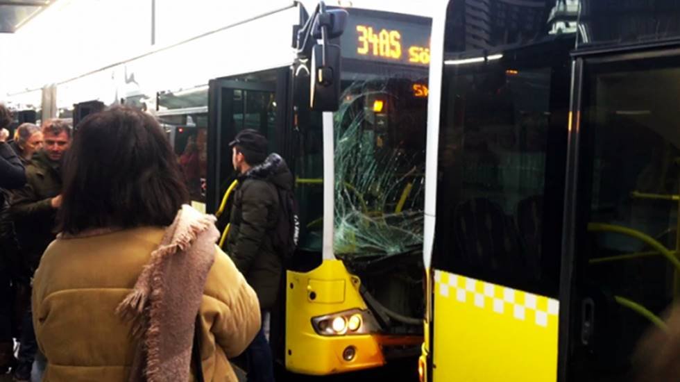 Kaygan yolda hızını alamayan metrob&uuml;s kaza yaptı