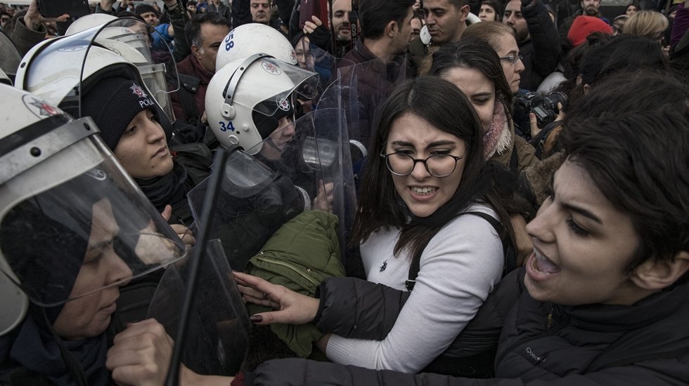 Las Tesis T&uuml;rkiye' i&ccedil;in Kadık&ouml;y&rsquo;de toplanan kadınlara polis m&uuml;dahalesi