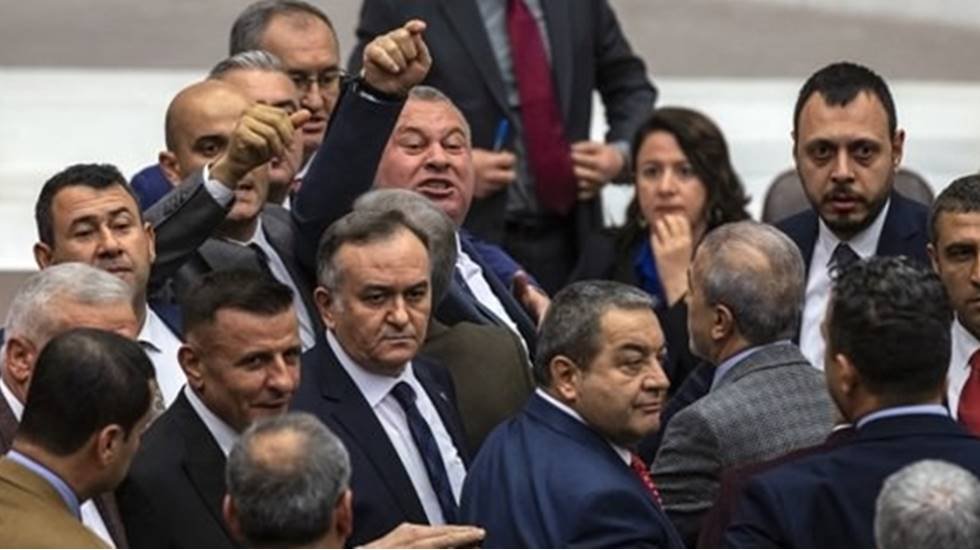 Meclis kabadayısı MHP'li Enginyurt "git" kelimesini "it" anlayınca ortalık karıştı