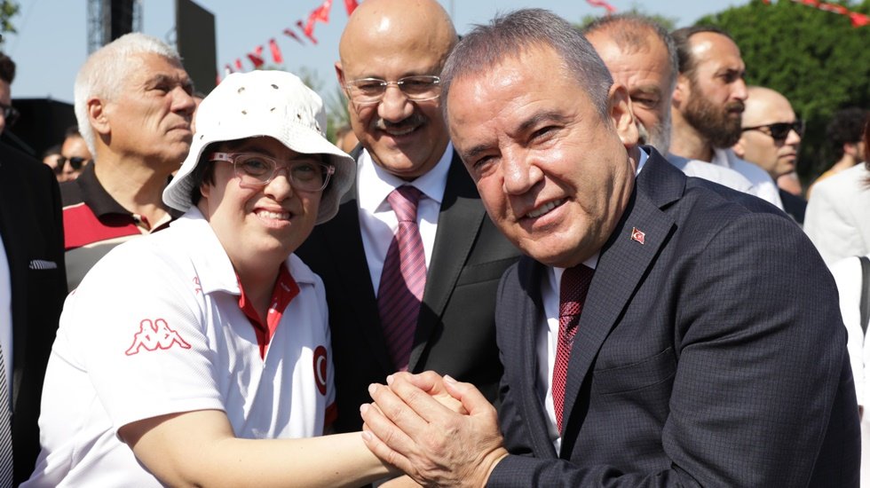 Oyunu y&uuml;kselten B&ouml;cek: &ldquo;Oylarınızı namusun gibi koruyacağım&rdquo;