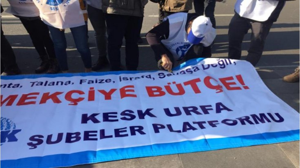 Sendikaların mitinginde 'kayyum' kelimesine yasak, 'savaş' kelimesine sans&uuml;r!