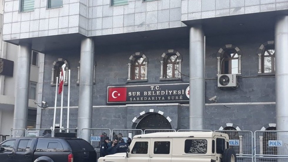 Sur Belediyesi Eşbaşkan g&ouml;zaltına alındı