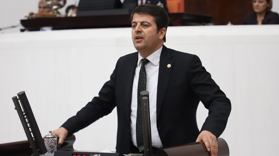 Okulların a&ccedil;ılması olumlu, ancak barınma sorunu g&ouml;z ardı edilmemeli