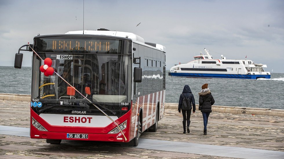 Yerli &uuml;retim otob&uuml;sler İzmir caddelerinde
