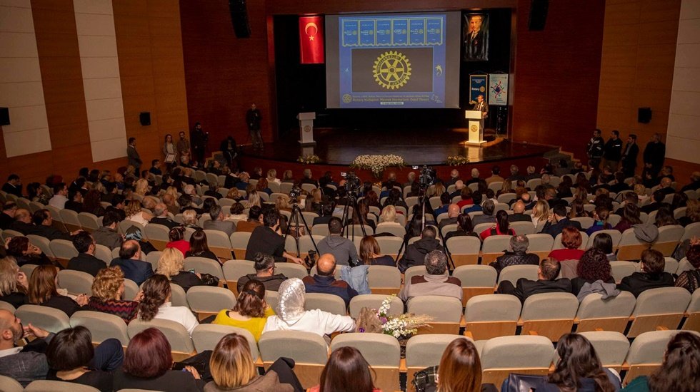 Başkan Se&ccedil;er: &ldquo;Mersin başarıya a&ccedil;, yalnız bir kent&rdquo;