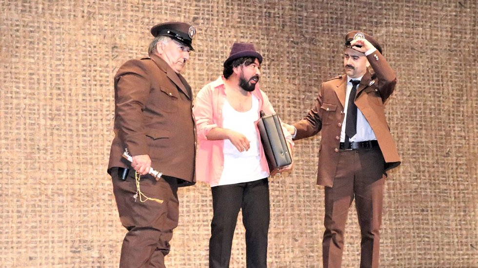 Bek&ccedil;i Murtaza seyirciyle buluştu