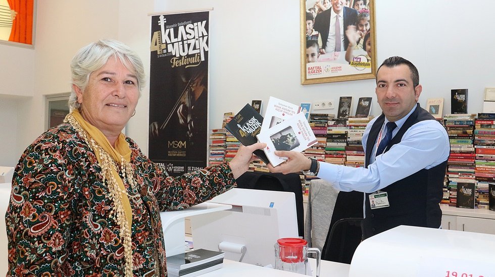 “Bir Kitap, Bir Bilet” kampanyasıyla bin kitap toplandı