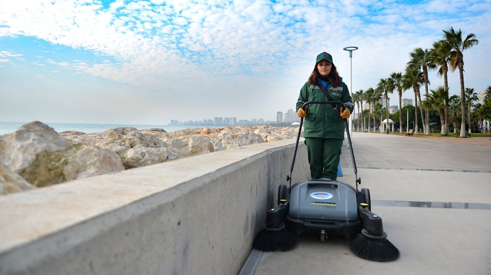 Bu s&uuml;p&uuml;rge ile caddeler, sokakla, sahiller pırıl pırıl oluyor