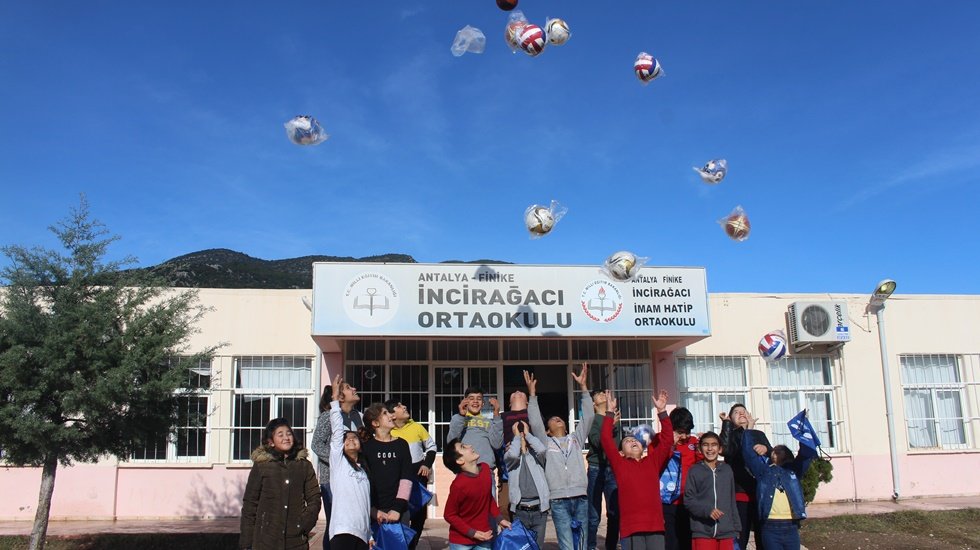 B&uuml;y&uuml;kşehir&rsquo;den &ouml;ğrencilere spor malzemesi yardımı s&uuml;r&uuml;yor