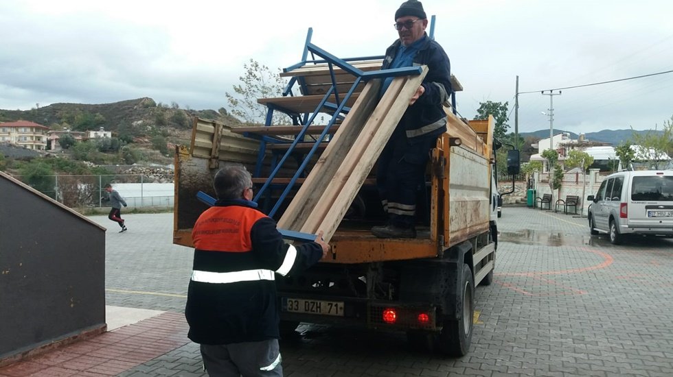 B&uuml;y&uuml;kşehir&rsquo;den okul ve camilere bank ve piknik masası