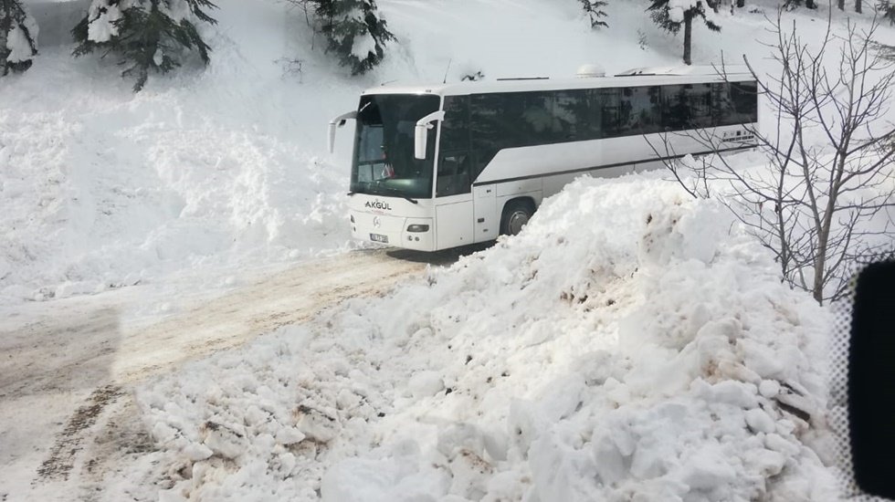 Büyükşehir ekipleri, otobüste yolda mahsur kalan 45 öğrenciyi kurtardı