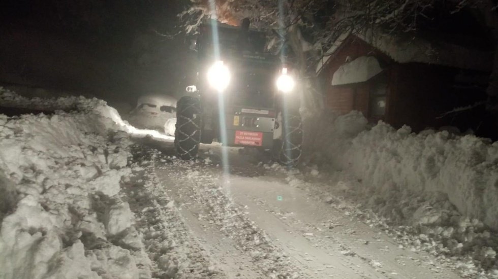 B&uuml;y&uuml;kşehir ekipleri, yeni yıla karla m&uuml;cadele ederek girdi