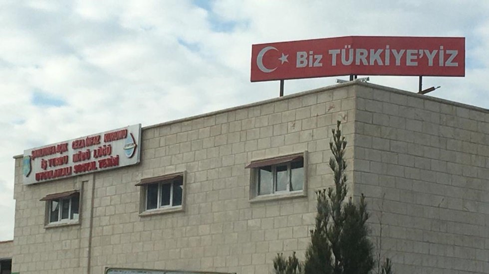 Cezaevinin &ccedil;atısına &ldquo;Biz T&uuml;rkiye&rsquo;yiz&rdquo; sloganı yazdılar!