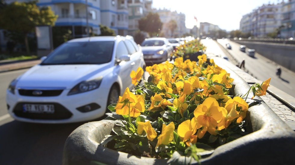 CHP&rsquo;li B&uuml;y&uuml;kşehir Belediyesi k&ouml;pr&uuml;l&uuml; kavşakları &ccedil;i&ccedil;eklerle s&uuml;sledi