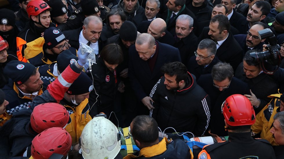 Enkazdan &ccedil;ıkarılan yaralı Erdoğan&rsquo;ın yanına getirilmek i&ccedil;in bilerek bekletildi iddiası