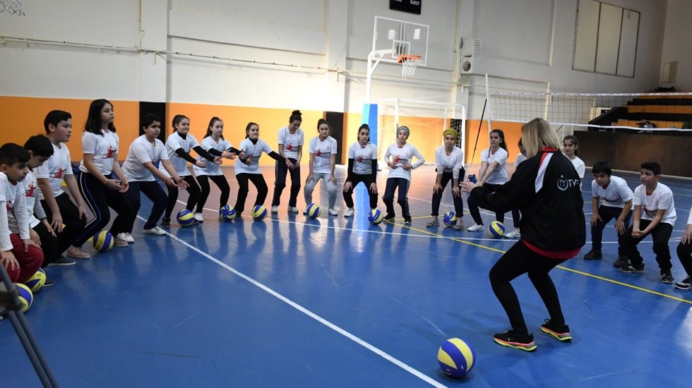 Esenyurt’un minik voleybolcuları