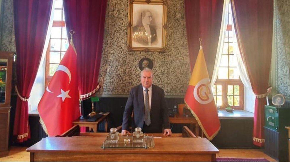 Galatasaray Lisesi M&uuml;d&uuml;r&uuml;: &ldquo;Fenerbah&ccedil;e'den istifa ettim, Galatasaray'ın a&ccedil;ıklaması hoş değil&rdquo;
