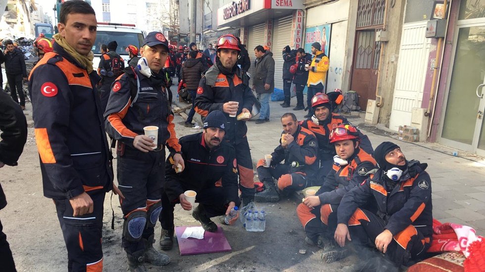 İBB, Elazığ&rsquo;da arama kurtarma &ccedil;alışmalarını aralıksız s&uuml;rd&uuml;r&uuml;yor