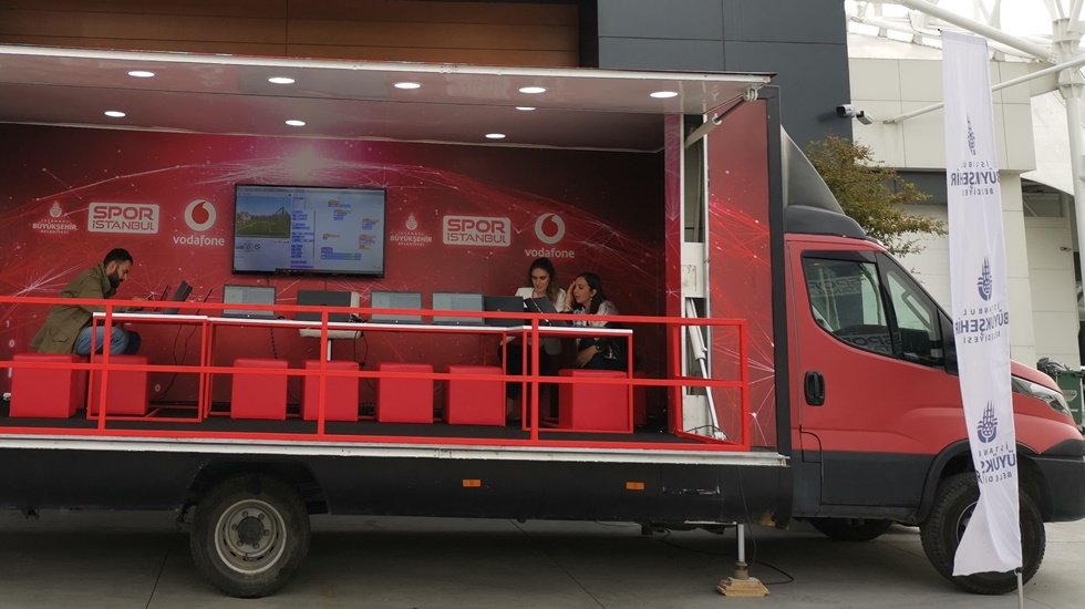İBB ve Vodafone&rsquo;dan &lsquo;Kodlama&rsquo; minib&uuml;s&uuml;