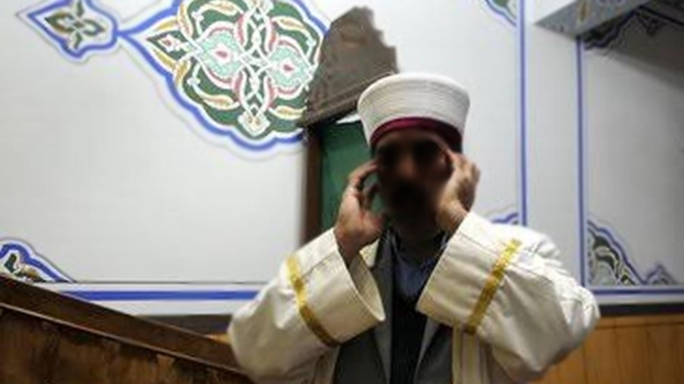 İmam, müezzinin kulağını ısırdı