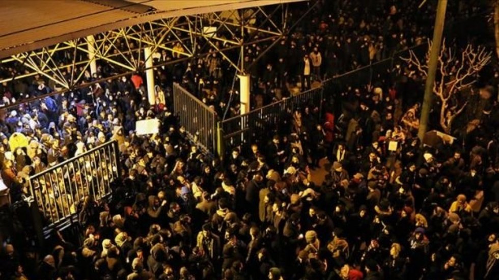 Gerilim Tırmanıyor: İran'da İngiltere'nin Tahran B&uuml;y&uuml;kel&ccedil;isi g&ouml;zaltına alındı