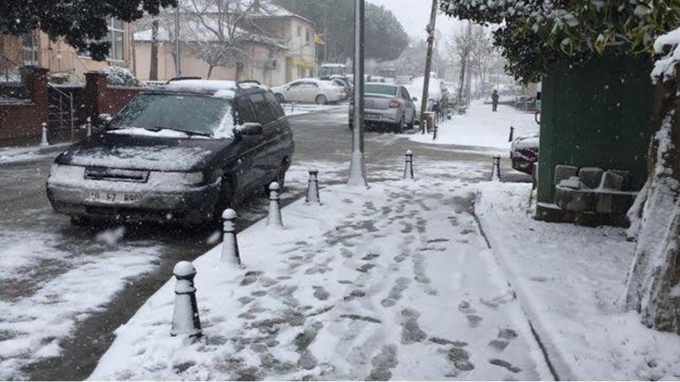İstanbul'a kar Silivri&rsquo;den girdi