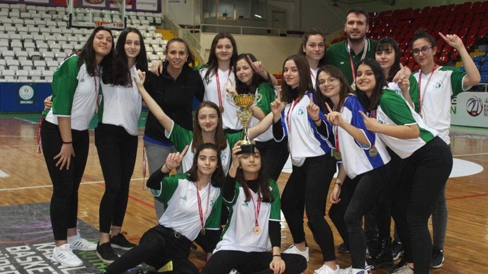 İzmit Belediye spor U-16 Kadın Basketbol Takımı şampiyon oldu