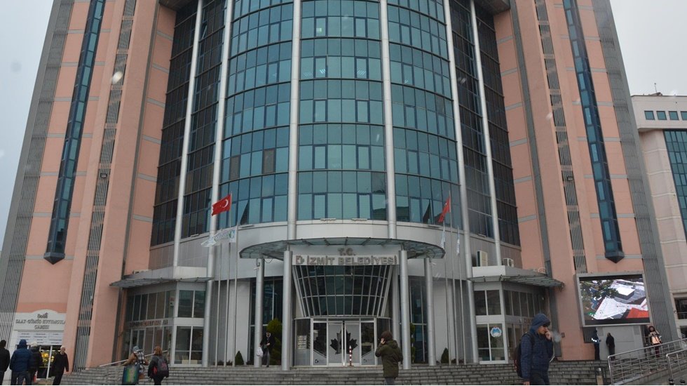 İzmit Belediyesi 27 milyona 71 tane kamyon satın alırken Gebze Belediyesi 43 aracı 67 milyon liraya kiralamış