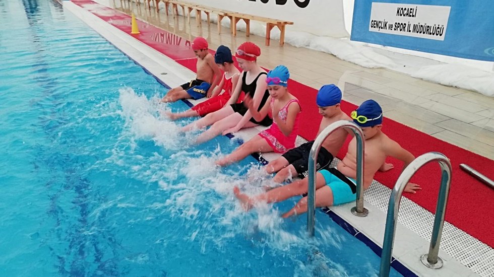 İzmit Belediyesinin &uuml;cretsiz y&uuml;zme kursu başladı